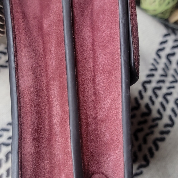 Beautiful pre-owned authentic Gucci shoulder bag. - Picture 6 of 16